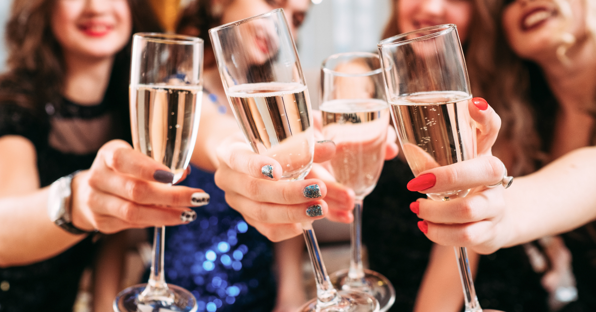 How to Choose Between a Selfie Mirror and a Selfie Pod for Your Special Event?